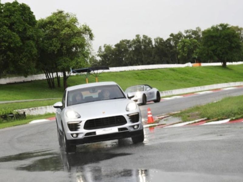 8 nguyên nhân đánh hết lái có tiếng kêu phổ biến và cách xử lý 6 Giảm tốc độ khi quay đầu hoặc vào cua gắt