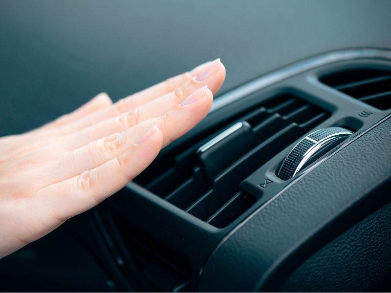 Hướng dẫn chỉnh cửa gió điều hòa ô tô tại nhà với 5 phút đơn giản 6 Gió thổi yếu do lá gió bên trong bị cong