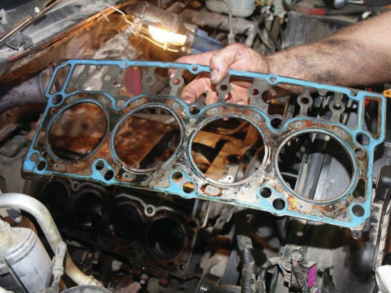 Chảy dầu vành trái động cơ: Nguyên nhân & cách khắc phục triệt để 1 Gioăng nắp máy bị lão hóa sau thời gian dài sử dụng