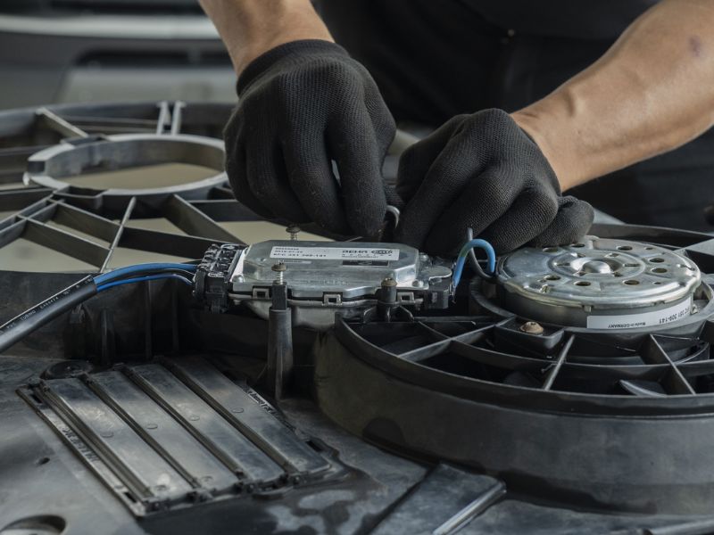 Chết quạt động cơ ô tô: Dấu hiệu, nguyên nhân, cách xử lý 4 Hỏng rơ-le hoặc cầu chì quạt trên ô tô