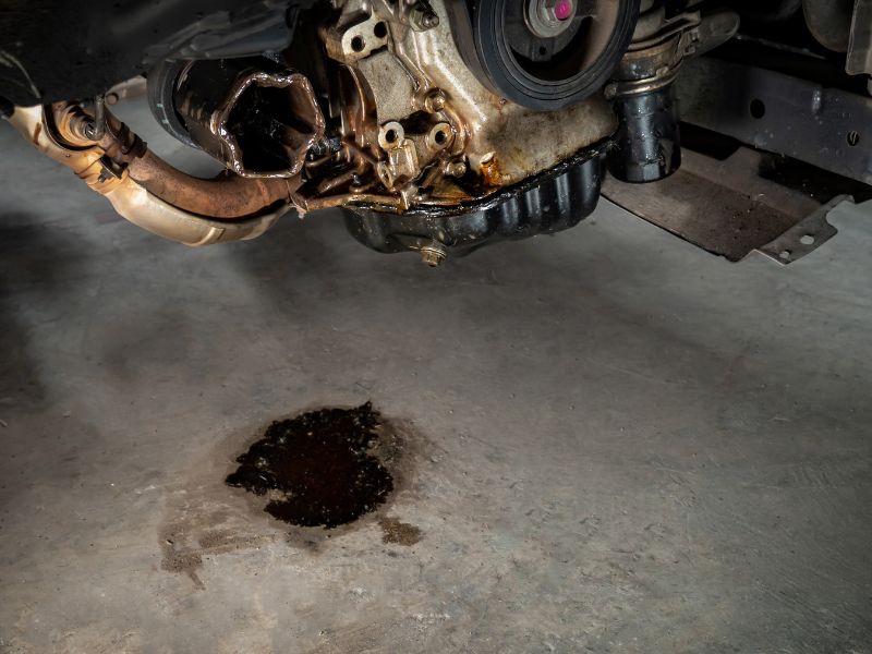 Đại tu hộp số: Thời điểm cần làm và chi phí mới nhất 2026 1 Hộp số bị chảy dầu lâu ngày không khắc phục xe có thể phải đại tu máy