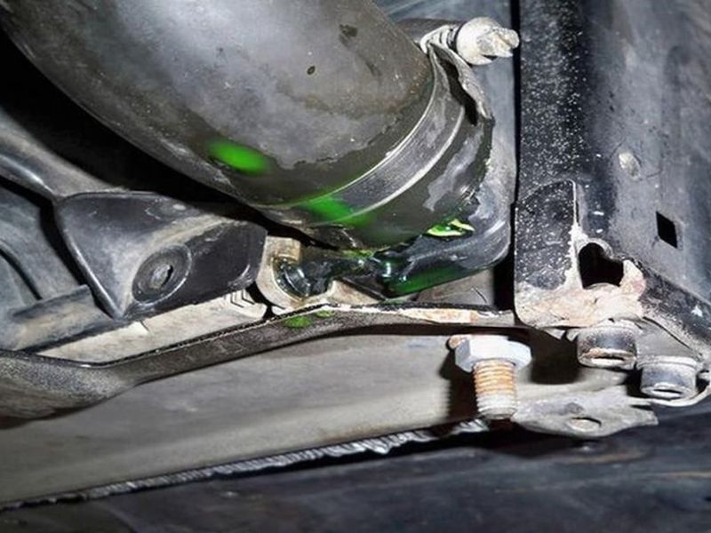 Xe bị sôi nước làm mát - 10 Nguyên nhân, dấu hiệu và cách xử lý 2 Két nước bị rò hoặc tắc