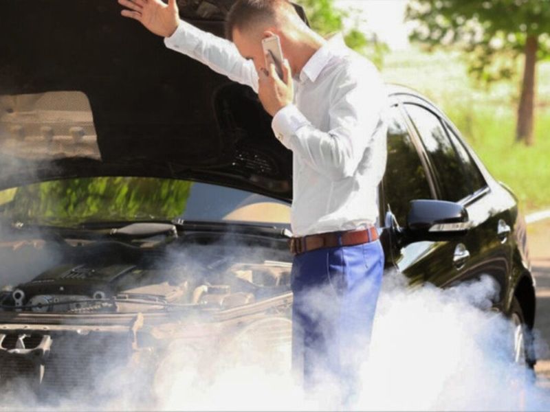Nguyên nhân và cách xử lý khi xe ô tô bị chảy nước làm mát 7 Khói trắng, hơi nước bốc lên khi xe hoạt động
