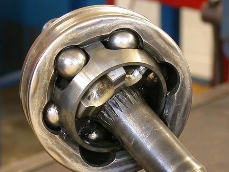 10 Nguyên nhân xe ô tô có tiếng kêu cạch cạch & cách xử lý 5 Khớp láp (bán trục) bị mòn bên trong