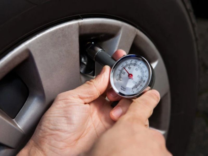 Báo lỗi chấm than trên ô tô: Nguyên nhân & cách xử lý nhanh 5 Kiểm tra lại áp suất lốp