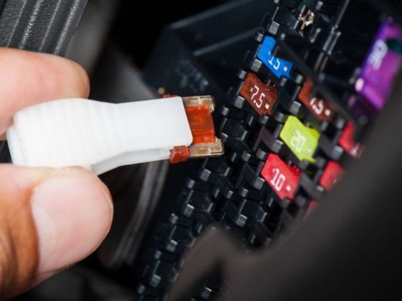 Nguyên nhân cảm biến điểm mù ô tô không bật được và cách khắc phục 4 Kiểm tra cầu chì và nguồn cấp cho hệ thống cảm biến