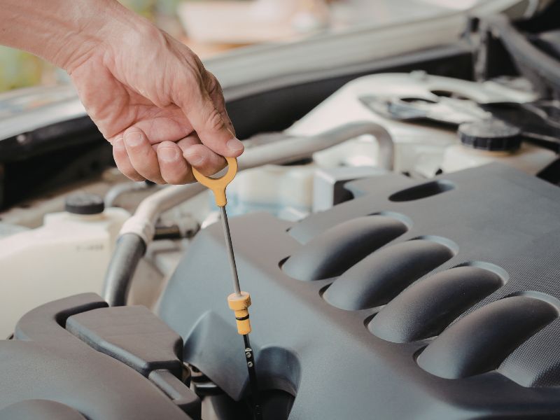 Chảy dầu vành trái động cơ: Nguyên nhân & cách khắc phục triệt để 6 Kiểm tra dầu nhớt định kỳ giúp hạn chế chảy dầu vành trái động cơ