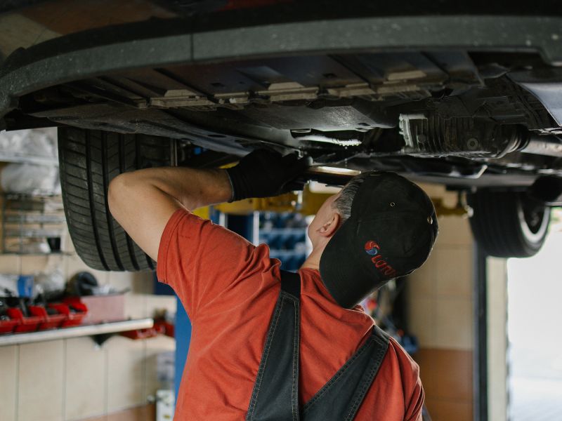 Bảo dưỡng thước lái ô tô: Hạng mục cần làm & chi phí 2026 6 Kiểm tra gầm xe ô tô định kỳ giúp hệ thống lái bền hơn, tăng tuổi thọ