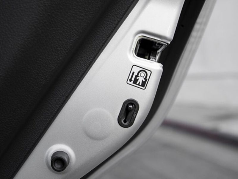 Nguyên nhân cửa sau phụ không khóa được & cách khắc phục 4 Kiểm tra khóa an toàn trẻ em ở cạnh trong của cửa sau