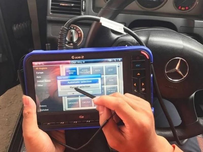 Nguyên nhân cảm biến điểm mù ô tô không bật được và cách khắc phục 5 Kiểm tra lỗi bằng máy chẩn đoán