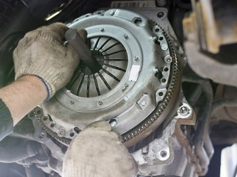 Khắc phục nhanh chóng xe vào số lùi có tiếng kêu cạch 3 Kiểm tra ly hợp và cơ cấu điều khiển số