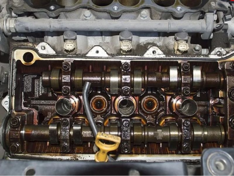 Kiểm tra mép gioăng và mặt bích bơm trên xe ô tô