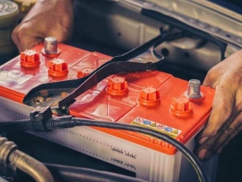 Còi xe ô tô kêu nhỏ: Nguyên nhân, cách khắc phục và lưu ý 5 Kiểm tra tình trạng ắc quy và bổ sung hoặc thay mới khi cần