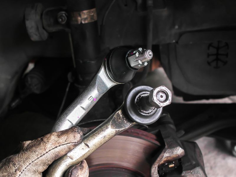 Bảo dưỡng thước lái ô tô: Hạng mục cần làm & chi phí 2026 3 Kiểm tra tổng quan các chi tiết trên hệ thống lái trước khi bảo dưỡng