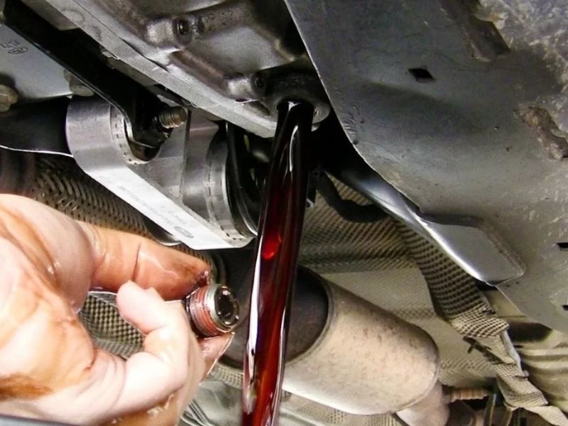 Khắc phục nhanh chóng xe vào số lùi có tiếng kêu cạch 1 Kiểm tra và bổ sung dầu hộp số đúng chuẩn