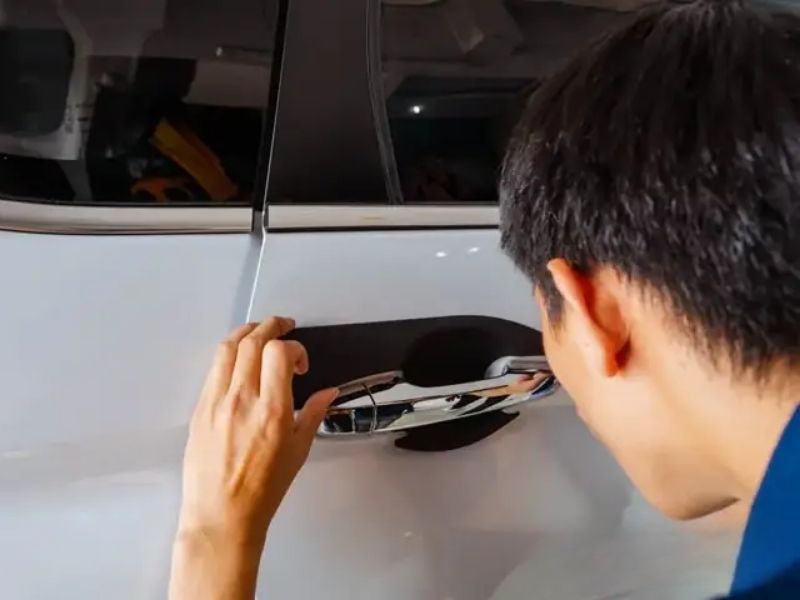 Nguyên nhân cửa sau phụ không khóa được & cách khắc phục 5 Kiểm tra và siết lại ốc vít tay nắm cửa