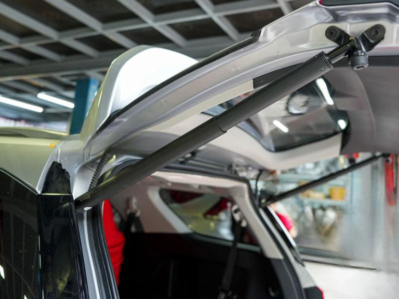 Nguyên nhân & khắc phục cốp sau lên xuống không đúng hành trình 5 Kiểm tra và thay ty thủy lực cốp xe ô tô