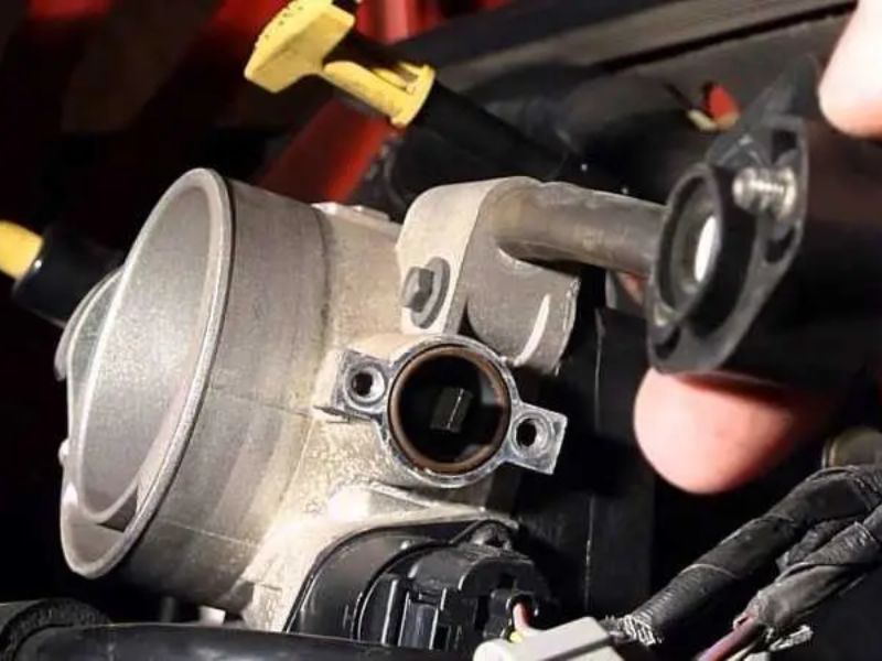 Nguyên nhân & khắc phục khi xe có hiện tượng giật khi dừng đèn đỏ 3 Kiểm tra và vệ sinh bướm ga