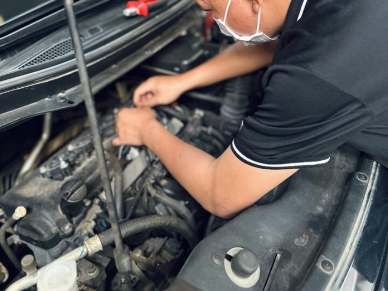 10 Nguyên nhân xe ô tô có tiếng kêu cạch cạch & cách xử lý 8 Kiểm tra và xử lý các chi tiết quay trong khoang động cơ