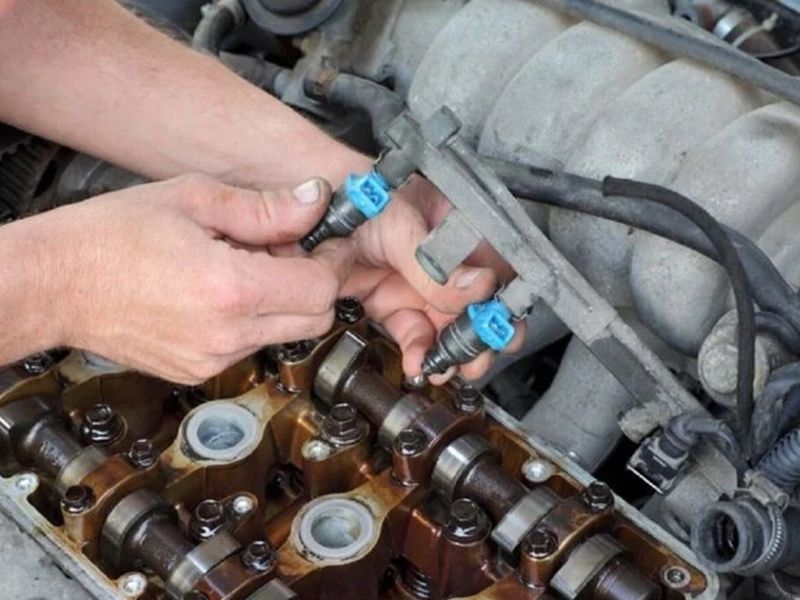 Khí thải ô tô có mùi xăng: Dấu hiệu, nguyên nhân & cách xử lý 3 Kim phun rò rỉ hoặc phun sai làm xăng dư và cháy không hết