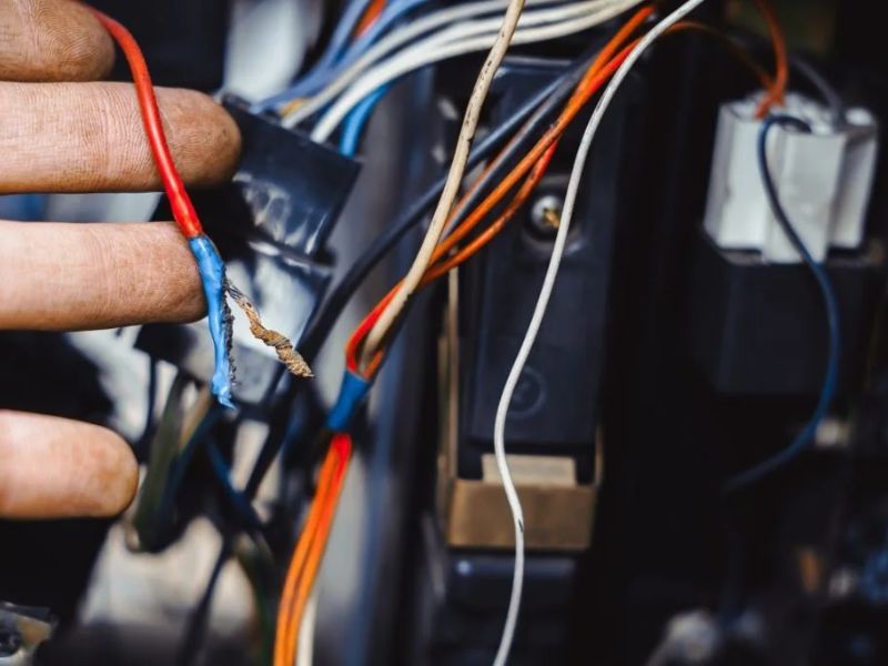 Nguyên nhân cảm biến điểm mù ô tô không bật được và cách khắc phục 3 Lỗi dây điện, giắc cắm hoặc nguồn cấp