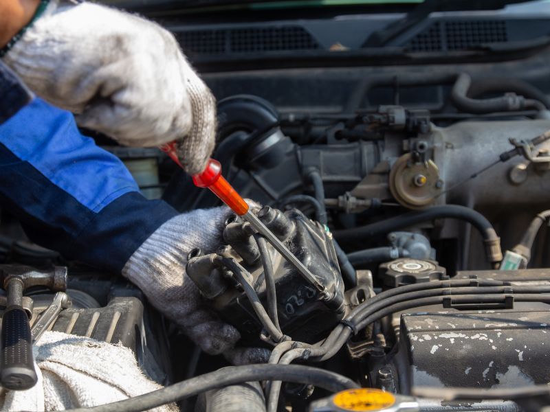 Bỏ máy ô tô là gì? Dấu hiệu, nguyên nhân & cách xử lý 1 Động cơ nổ không đều, rung giật, tiêu hao nhiên liệu và giảm hiệu suất vận hành