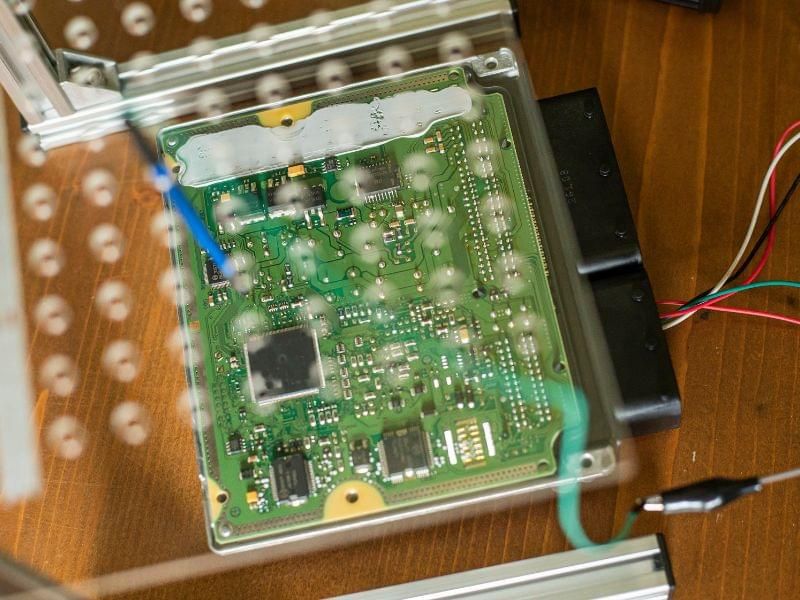 Nguyên nhân cảm biến điểm mù ô tô không bật được và cách khắc phục 2 Lỗi phần mềm hoặc ECU điều khiển hệ thống điểm mù