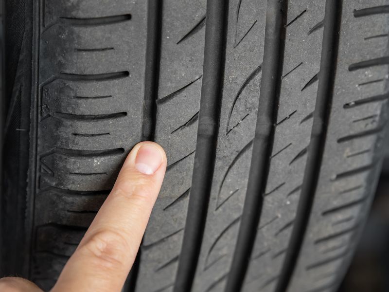 Lỗi thước lái ô tô: Dấu hiệu, khắc phục và phí thay 2026 3 Lốp mòn không đều cũng do thước lái đang lỗi tác động