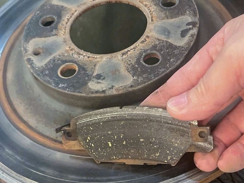 10 Nguyên nhân xe ô tô có tiếng kêu cạch cạch & cách xử lý 6 Má phanh mòn hoặc bị kẹt nhẹ trong cùm phanh