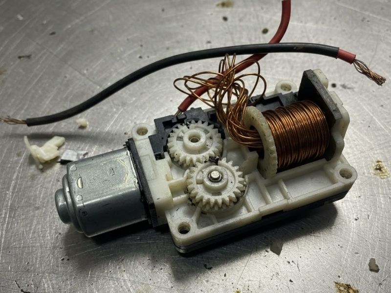 Nguyên nhân cửa sau phụ không khóa được & cách khắc phục 2 Mô tơ khóa cửa ô tô bị hỏng khiến cửa sau phụ không khóa dù các cửa khác vẫn hoạt động bình thường