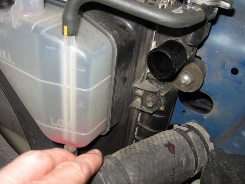 Xe bị sôi nước làm mát - 10 Nguyên nhân, dấu hiệu và cách xử lý 6 Mực nước trong bình chứa phụ giảm nhanh bất thường