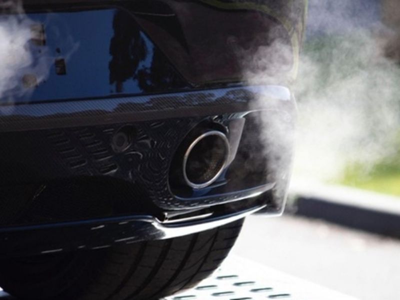 Khí thải ô tô có mùi xăng: Dấu hiệu, nguyên nhân & cách xử lý 1 Mùi xăng nồng, rõ khi xe nổ máy xe ô tô