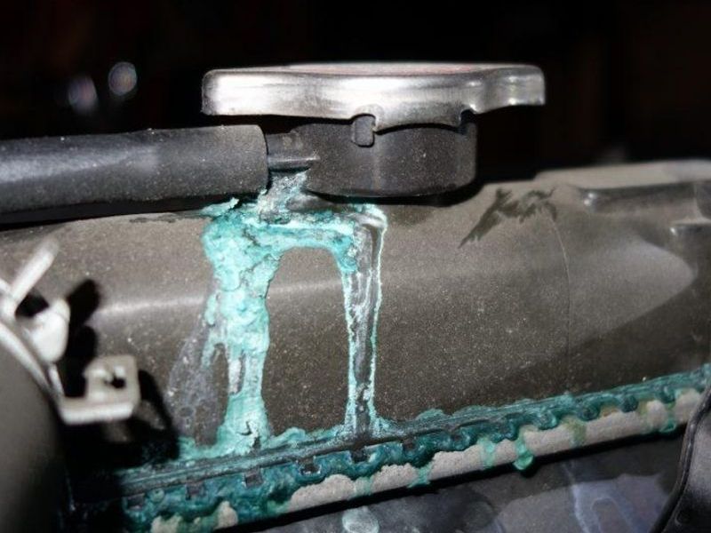 Nguyên nhân và cách xử lý khi xe ô tô bị chảy nước làm mát 2 Nắp két hoặc bình phụ hở, không kín áp suất