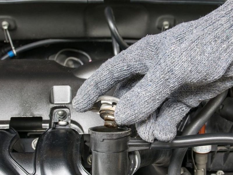 Xe bị sôi nước làm mát - 10 Nguyên nhân, dấu hiệu và cách xử lý 4 Nắp két nước hở hoặc hỏng van áp suất