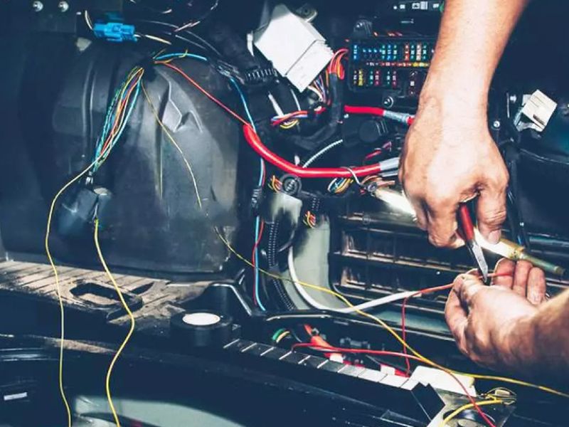 Ngắt nguồn và kiểm tra an toàn trên xe ô tô