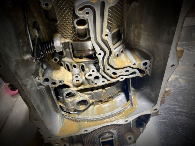 Dấu hiệu nhớt xe bị vô nước và cách khắc phục triệt để 1 Nhớt bị nhiễm nước có màu cà phê sữa