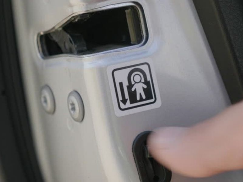 Nguyên nhân cửa sau phụ không khóa được & cách khắc phục 3 Nút an toàn bị trẻ em bật cũng là một nguyên nhân phổ biến
