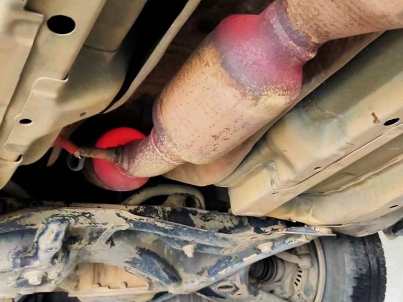 10 Nguyên nhân xe ô tô có tiếng kêu cạch cạch & cách xử lý 7 Ống xả hoặc cao su treo pô bị lỏng, chai cứng