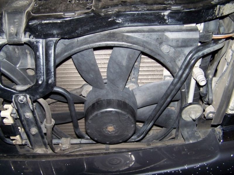 10 nguyên nhân lốc điều hòa kêu to & cách khắc phục triệt để 3 Quạt gió dàn nóng gãy cánh, cọ vào vỏ