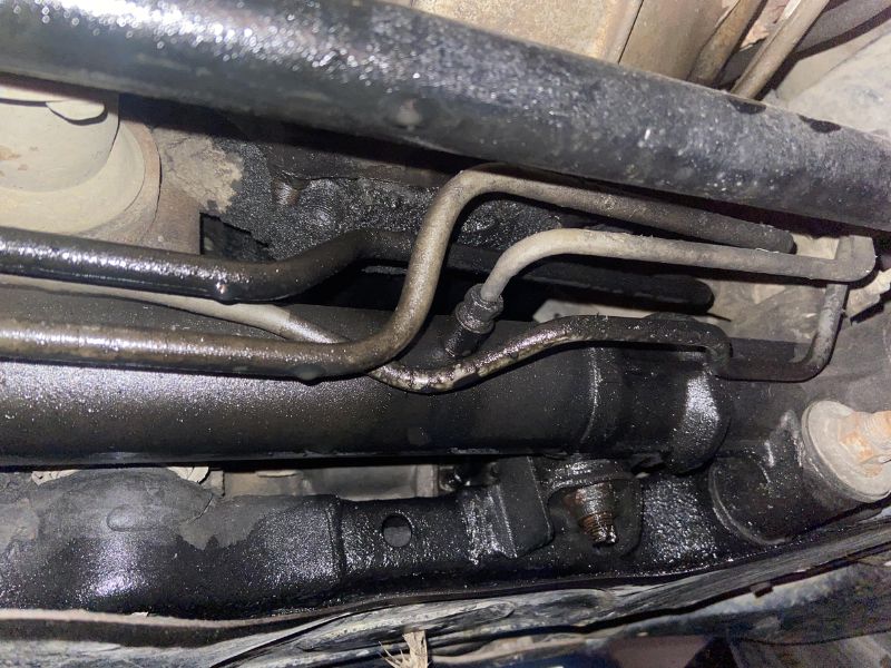  Xe bị rò rỉ dầu dưới gầm ô tô