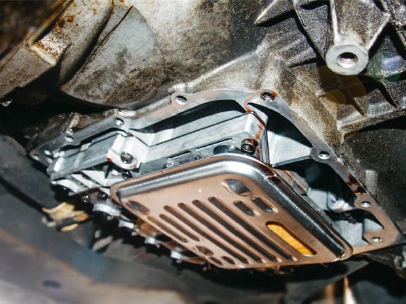 Rò rỉ dầu ở khu vực tiếp giáp động cơ và hộp số