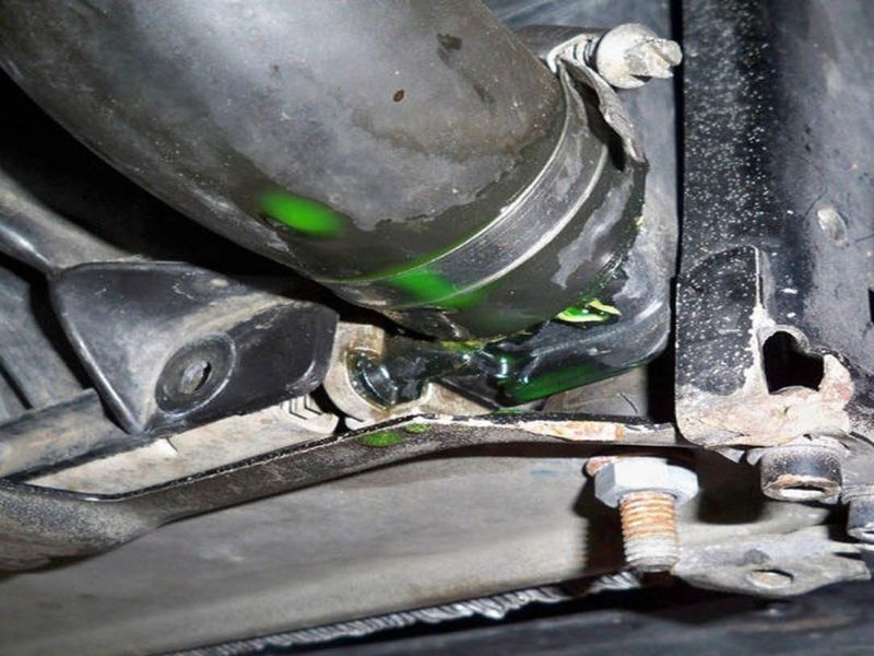 Rò rỉ nước làm mát dưới gầm xe