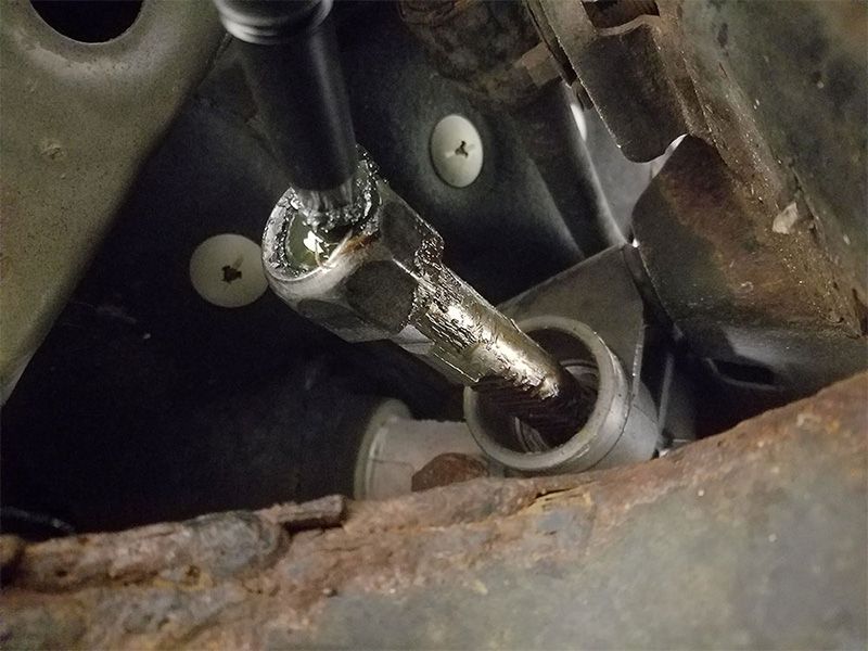 8 nguyên nhân đánh hết lái có tiếng kêu phổ biến và cách xử lý 2 Rotuyn lái, rotuyn cân bằng, rotuyn trụ đứng bị lỏng/mòn