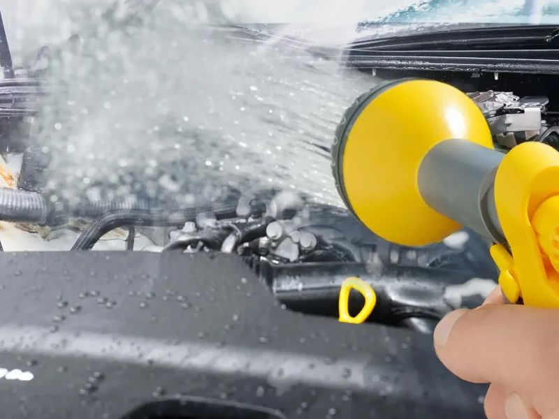 Rửa xe dọn nội thất: Hạng mục, chi phí và địa chỉ uy tín 4 Rửa nội thất nhưng phun nước trực tiếp vào khu vực có điện