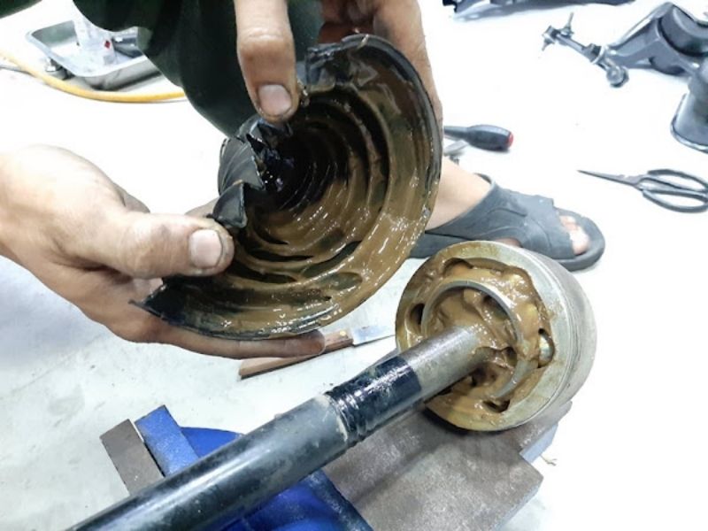 Sử dụng sai loại mỡ bôi trơn trục láp