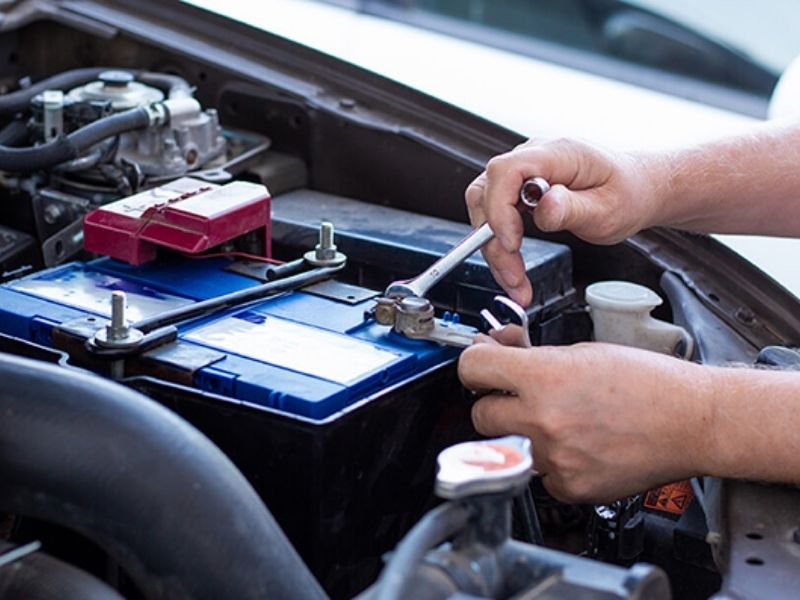 Tháo cực âm ắc quy chờ xả hết điện trên xe để reset chìa khóa