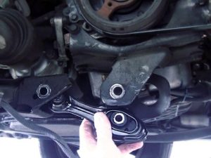 Thay cao su chân máy ô tô