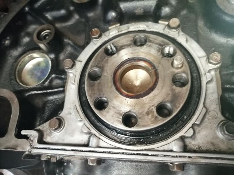 Thay phớt đuôi trục cơ mới – giải pháp bắt buộc nếu đã rò dầu