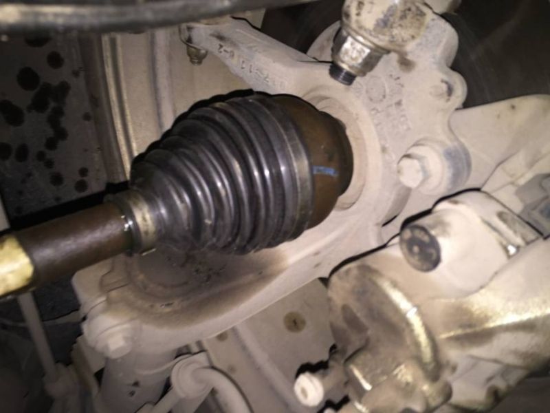 Thay vỏ chụp cao su láp mới (nếu bị rách)