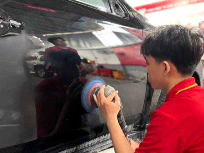 Đánh bóng xe ô tô bao nhiêu tiền? Các yếu tố ảnh hưởng 2 Garage lớn, thợ có kinh nghiệm detailing thật sự thường báo giá cao hơn